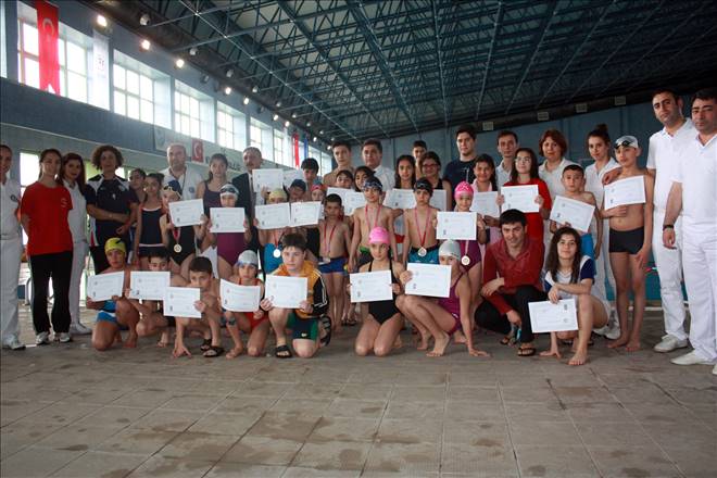 Egemenlik yüzme yarışmaları yapıldı