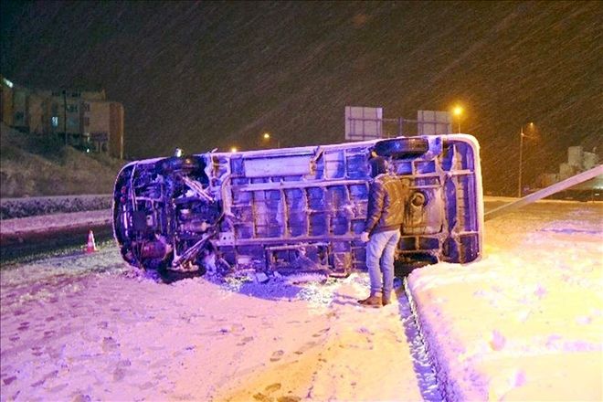Karla gelen kaza: 17 yaralı