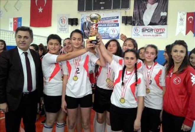 Yıldız Kızlar Voleybolda 75. Yıl Ortaokulu bu yıl da şampiyon oldu