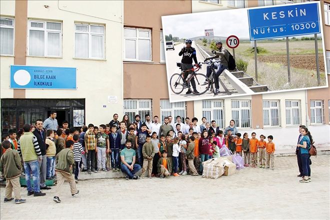 Bisikletle köy okullarına hediye götürdüler