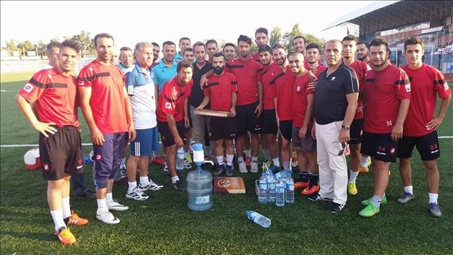 Başkan Yardımcısı Günay, futbolculara tatlı ikramında bulundu