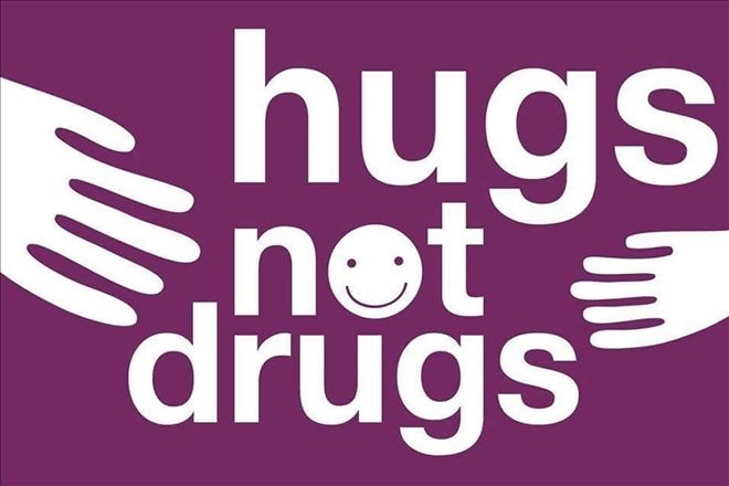 ?HUGS NOT DRUGS? birinci