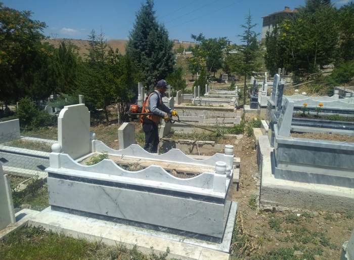 Belediye ekiplerinden mezarlıklarda bayram hazırlığı