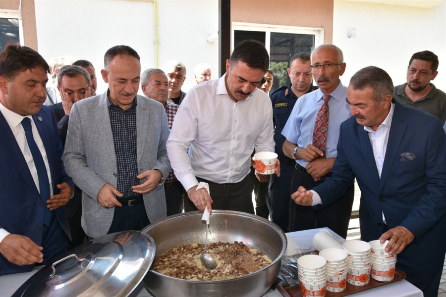 Vali Tekbıyıkoğlu ve Belediye Başkanı Saygılı Hasandede’de Aşure Dağıtımına Katıldı