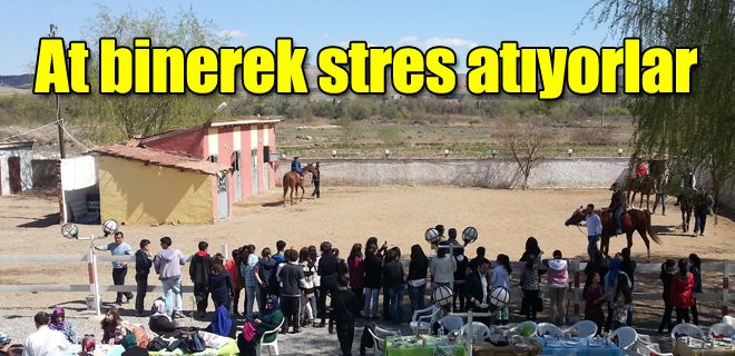 Öğrenciler at binerek stres atıyor