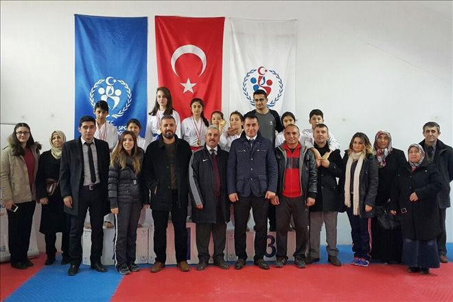 Tekmeler grup müsabakası için havalarda uçuştu