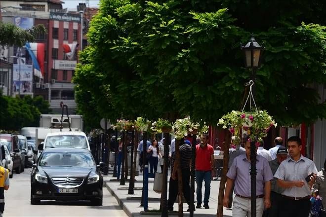 Zafer Caddesi çiçeklerle süslendi