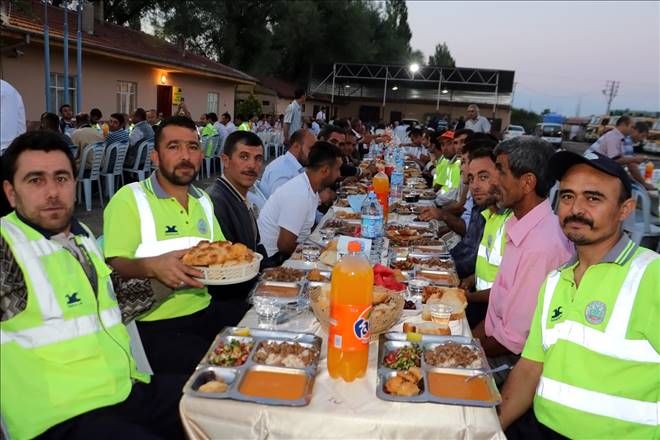 Temizlik çalışanlarıyla iftar