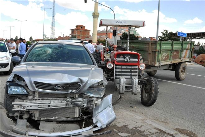 Otomobil traktörle çarpıştı: 1 yaralı