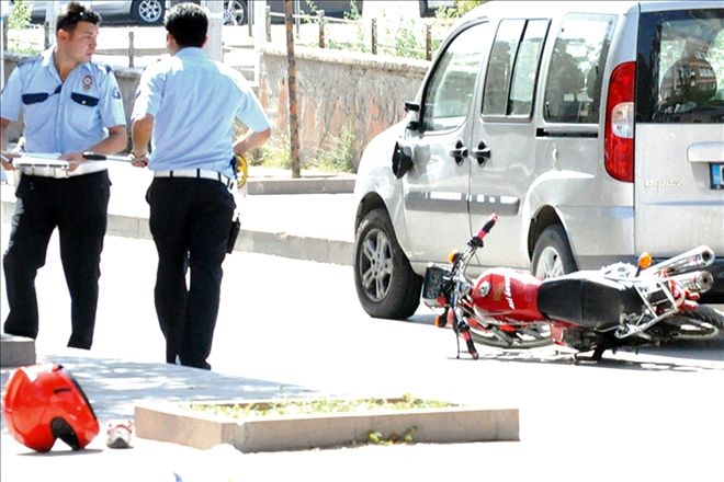 Kasklı sürücü yaralandı, kasksız yolcu öldü