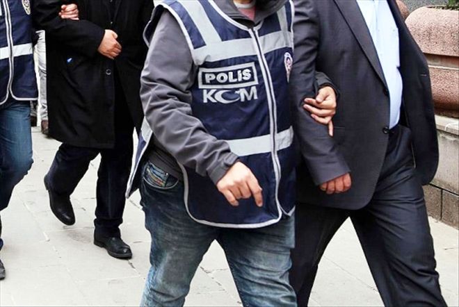 14 polis gözaltında