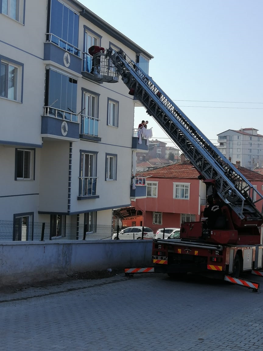 PENCEREYE SIKIŞAN GÜVERCİNİ İTFAİYE KURTARDI 