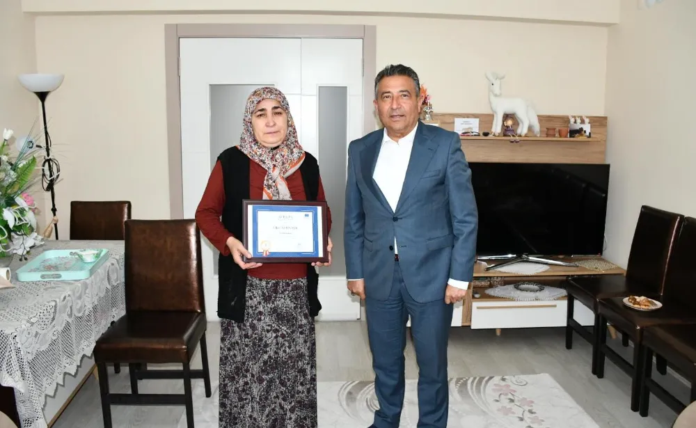 Vefat Eden Öğretmenin Ödülü Annesine Verildi