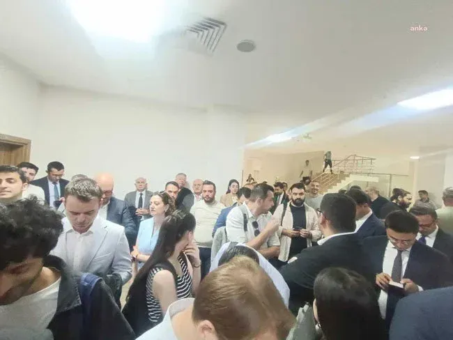 KURULTAY DAVASI ERTELENDİ