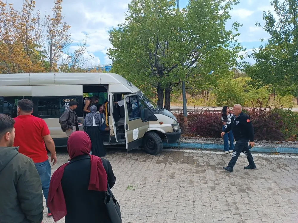 Kampüste Dolmuş Kazası: 13 Öğrenci Yaralandı