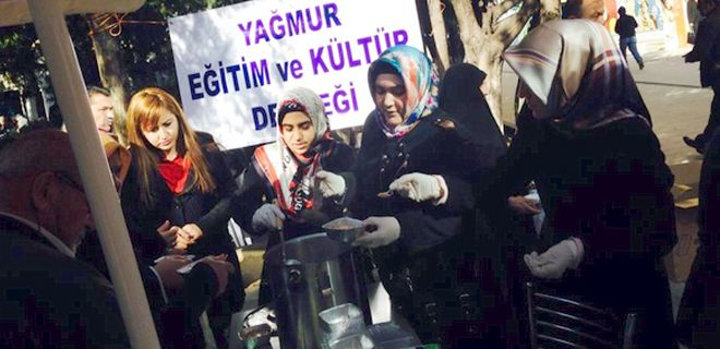 Yağmur Derneği aşure dağıttı