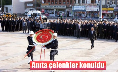 Anıta çelenkler konuldu