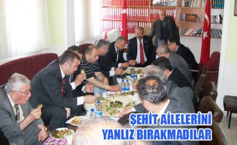 İL MÜDÜRLERİ ŞEHİT AİLELERİNİN YANINDA 