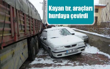 Kayan tır, araçları hurdaya çevirdi