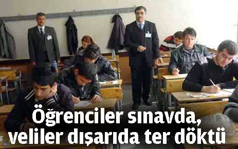 Öğrenciler sınavda veliler dışarıda ter döktü