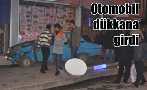 Otomobil dükkana girdi