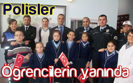 Polisler öğrencilerin yanında