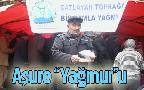 Vatandaşlara aşure dağıttı